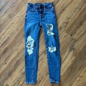 American Eagle Outfitters Distressed Denim Skinny Jeans (size 000).